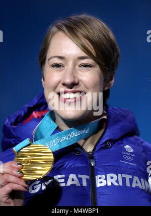 Großbritanniens Lizzy Yarnold wirft mit ihre Goldmedaille bei der Siegerehrung für das Skelett der Frauen am Tag neun der Olympischen Winterspiele 2018 PyeongChang in Südkorea. Stockfoto