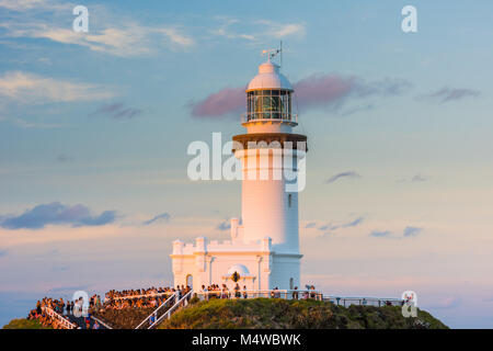 Byron Bay Leuchtturm strahlt wie die Sonne über dem nördlichen New South Wales Küste Gemeinschaft setzt, viele Leute aus zu beobachten. Stockfoto