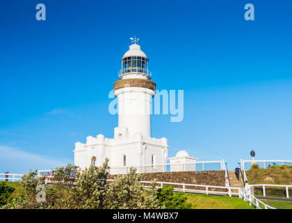 Byron Bay Leuchtturm strahlt wie die Sonne über dem nördlichen New South Wales Küste Gemeinschaft setzt, viele Leute aus zu beobachten. Stockfoto