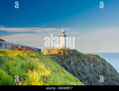 Byron Bay Leuchtturm strahlt wie die Sonne über dem nördlichen New South Wales Küste Gemeinschaft setzt, viele Leute aus zu beobachten. Stockfoto