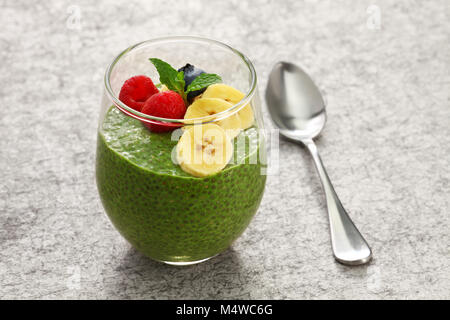 Hausgemachte Matcha Grüntee Chia Samen Pudding, veganes Dessert Stockfoto