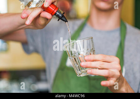 Barkeeper einen Cocktail mixen Stockfoto