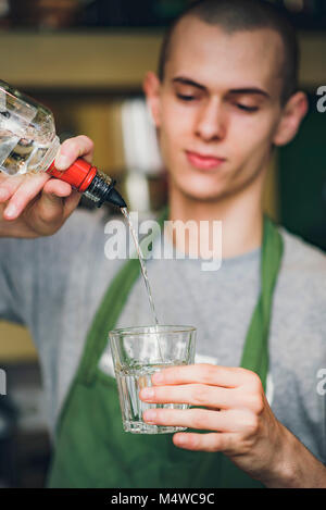 Barkeeper einen Cocktail mixen Stockfoto