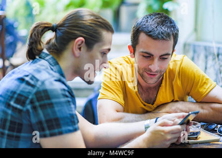 Im Coffee Shop, zwei männliche Freunde Stockfoto