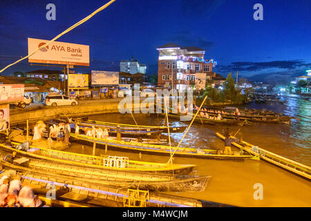 Nyaung Shwe: Hotel, Kanal, Boot in Nyaung Shwe, Nonnen aussteigen, Inle See, Shan Staat, Myanmar (Birma) Stockfoto