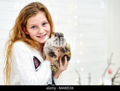 Zehn Jahre rothaarige Mädchen mit Hase Stockfoto