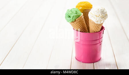 Drei Sorten Eis in der Waffel Kegel Stockfoto