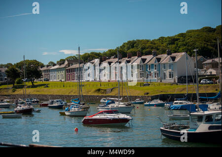 Aberaeron Hafen an einem sonnigen Sommertag Stockfoto