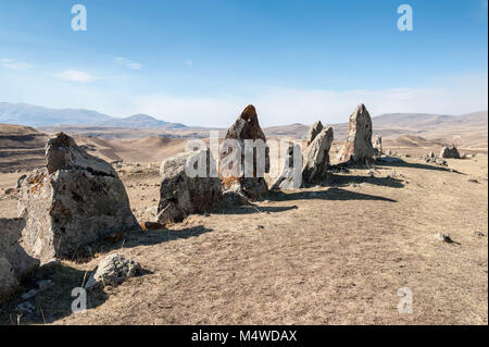 Zorats Karer oder Carahunge ist ein prähistorisches Armenische Stonehenge archäologische Stätte in der Nähe der Stadt Sisian in der Ararat Provinz Armenien. Stockfoto