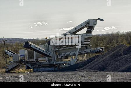 Anlage zur Gewinnung und Förderung von Kies und Granit Chips. Ausrüstung für die Verarbeitung von Granit, Prozessor für die Verarbeitung von Granit, Kies graben Stockfoto