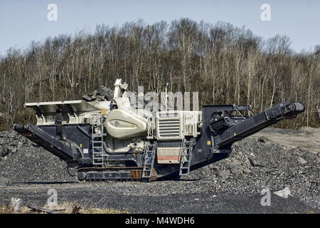 Anlage zur Gewinnung und Förderung von Kies und Granit Chips. Ausrüstung für die Verarbeitung von Granit, Prozessor für die Verarbeitung von Granit, Kies graben Stockfoto