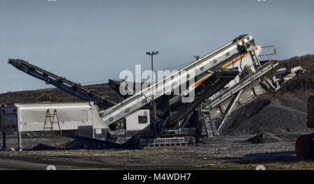 Anlage zur Gewinnung und Förderung von Kies und Granit Chips. Ausrüstung für die Verarbeitung von Granit, Prozessor für die Verarbeitung von Granit, Kies graben Stockfoto