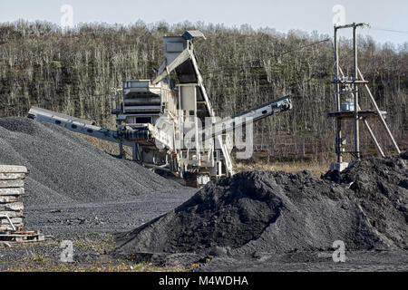 Anlage zur Gewinnung und Förderung von Kies und Granit Chips. Ausrüstung für die Verarbeitung von Granit, Prozessor für die Verarbeitung von Granit, Kies graben Stockfoto