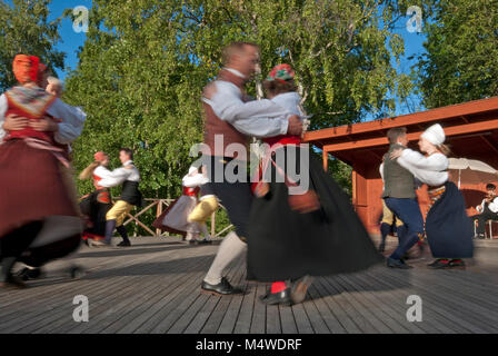 Volkstänzer in traditioneller Kleidung, Freilichtmuseum Skansen, Stockholm, Schweden Stockfoto