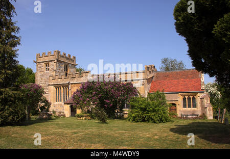 Fliederbüsche außerhalb All Saints Church, Weston on Avon, vor allem aus dem 15. Jahrhundert aufgeführt der Klasse 1 C der E Kirche in der Nähe von Stratford-upon-Avon. Stockfoto