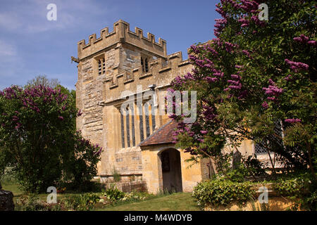 Fliederbüsche außerhalb All Saints Church, Weston on Avon, vor allem aus dem 15. Jahrhundert aufgeführt der Klasse 1 C der E Kirche in der Nähe von Stratford-upon-Avon. Stockfoto