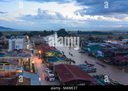 Nyaung Shwe: Hotel, Kanal, Boot in Nyaung Shwe Inle See, Shan Staat, Myanmar (Birma) Stockfoto