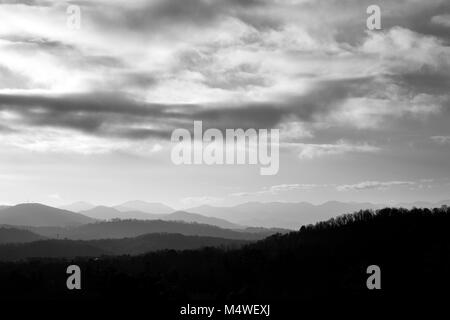 Wolken schweben über den Blue Ridge Bergen in diesem Blick von der Omni Grove Park Inn in Asheville, NC, UAS Stockfoto