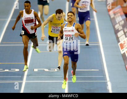 Elliot Giles (vorne) feiert den Gewinn der Männer 800 m wie Jamie Webb (hinten rechts) die Tauchgänge für die Zeile am Tag zwei der SPAR British Indoor Leichtathletik WM Arena Birmingham. Stockfoto