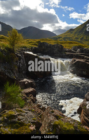 Glen Etive Wasserfälle auf dem Fluss Etive Stockfoto