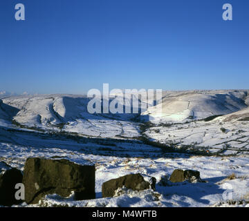 Edale auf dem Weg zu Jacob's Ladder Grindslow Knoll Kinder Scout Plateau von Mam Tor im Winter Derbyshire Peak District National Park England UK. Stockfoto