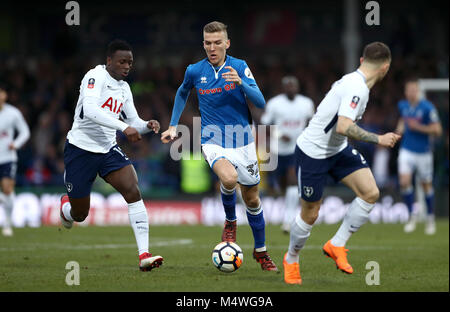 Tottenham Hotspur ist Victor Wanyama (links) und Rochdale Mark's Kitching in Aktion während der Emirate FA Cup, fünfte Runde an der Krone Öl Arena, Rochdale. Stockfoto