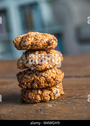 Stapel von vier unregelmäßigen, hausgemachte Kekse. natürliche Hintergrund. Stockfoto