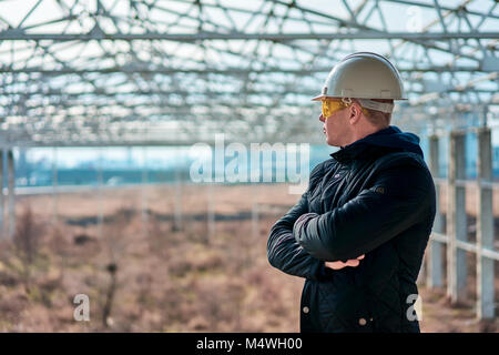 Builder in einen Helm auf Bau Objekt Stockfoto