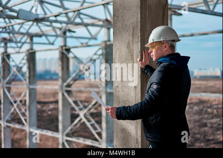 Builder in einen Helm auf Bau Objekt Stockfoto