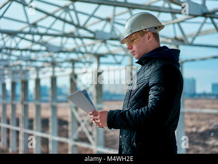 Builder in einen Helm auf Bau Objekt Stockfoto