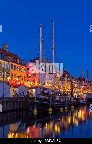 Weihnachtsmarkt entlang Nyhavn-kanal, Kopenhagen, Dänemark Stockfoto