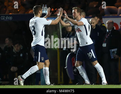 Tottenham Hotspur ist Harry Kane (rechts) ersetzt Teamkollege Fernando Llorente während der Emirate FA Cup, fünfte Runde an der Krone Öl Arena, Rochdale. Stockfoto