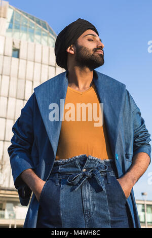 Schöner indischer Mann posiert im urbanen Kontext. Street-Fashion und Style. Stockfoto