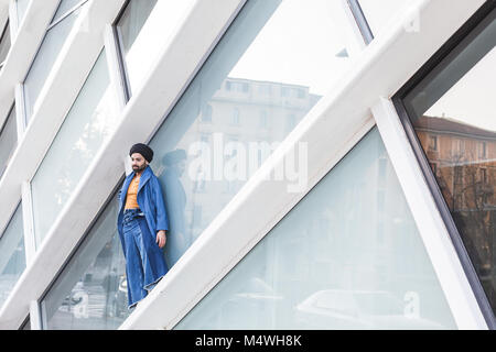 Schöner indischer Mann posiert im urbanen Kontext. Street-Fashion und Style. Stockfoto