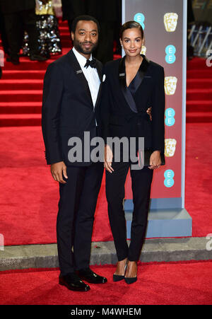 Chiwetel Ejiofor und Gast an der EE-British Academy Film Awards gehalten an der Royal Albert Hall, Kensington Gore, Kensington, London. Stockfoto