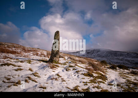 Das Standing Stone im Winter in Irland Comeragh Mountains, Schnee im County Waterford Stockfoto