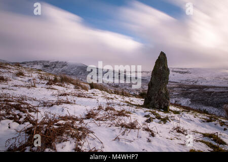 Das Standing Stone im Winter in Irland Comeragh Mountains, Schnee im County Waterford Stockfoto