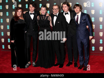 Gary Oldman, Frau Gisele Schmidt und Familie an der EE-British Academy Film Awards gehalten an der Royal Albert Hall, Kensington Gore, Kensington, London. Stockfoto
