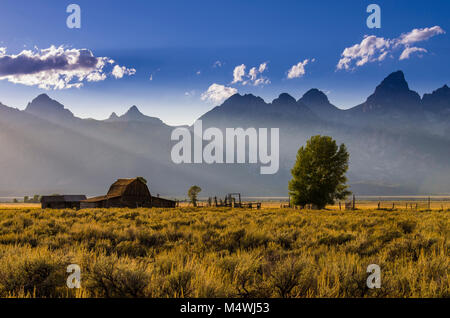 Geheimnisvolle Dämmerung übernimmt von leuchtenden Sonnenuntergang am Moulton Scheune, Grand Teton National Park Stockfoto