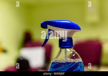 Flasche Reinigungslösung auf unscharfen Hintergrund Stockfoto