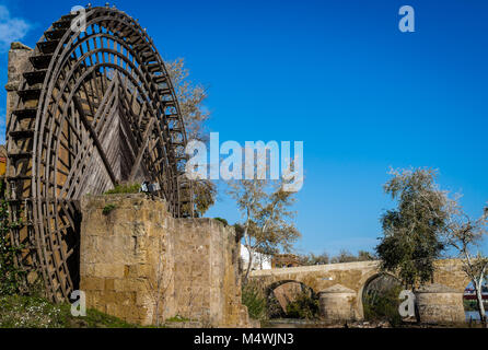 Die römische Brücke und die mittelalterliche Mühle am Ufer des Flusses Guadaquivir in Cordoba, Andalusien, Spanien. Stockfoto