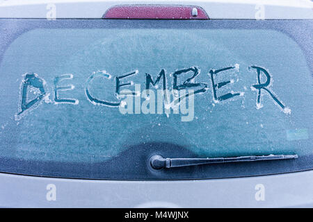 Schreiben in Frost am Heckfenster. Stockfoto