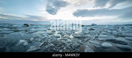 Isländische Landschaft des eisigen Meer Oberfläche Stockfoto