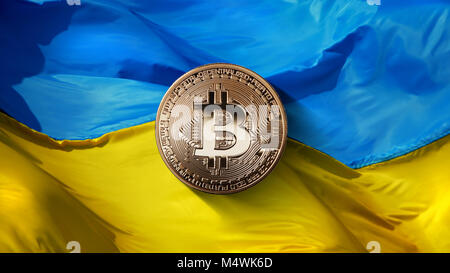 Bitcoin Gold auf eine ukrainische Flagge Hintergrund. Die Ukraine, die sich erfolgreich entwickelnden Land der crypto Währung Markt Stockfoto