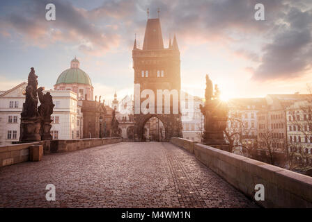 Sonnenaufgang auf der Karlsbrücke in Prag, Tschechische Republik Stockfoto