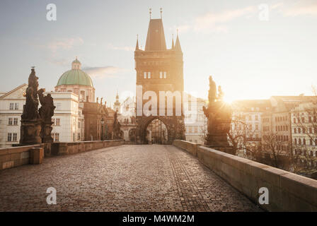 Sonnenaufgang auf der Karlsbrücke in Prag, Tschechische Republik Stockfoto