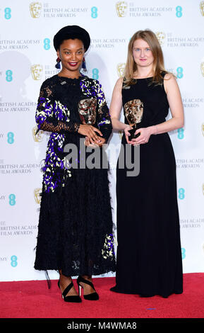 Rungano Nyoni (links) und Emily Morgan mit dem BAFTA-Award für herausragende Debüt von einem britischen Autor, Regisseur oder Produzent in der Presse an der EE-British Academy Film Awards gehalten an der Royal Albert Hall, Kensington Gore, Kensington, London. Stockfoto