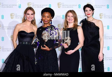 Lily James (links) und Gemma Arterton (rechts) mit Rungano Nyoni (Zweite links) und Emily Morgan (Zweiter von rechts) und deren BAFTA-Award für herausragende Debüt von einem britischen Autor, Regisseur oder Produzent in der Presse an der EE-British Academy Film Awards in der Royal Albert Hall, Kensington Gore, Kensington, London statt. Stockfoto