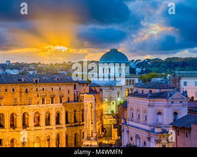 Skyline Roms in der Dämmerung, Italien Stockfoto
