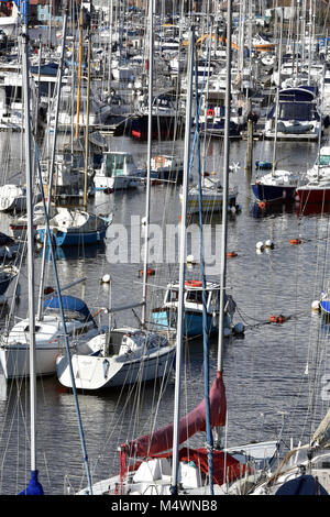 Einem langen Yacht oder Bootfahren Marina auf die Ansätze zur lymington Hafen am Rande des New Forest in Hampshire, Großbritannien. Yachten und yachting Moorings. Stockfoto